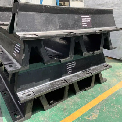 tope de forma de V de la defensa del muelle del barco de la defensa de goma del arco del negro 800H