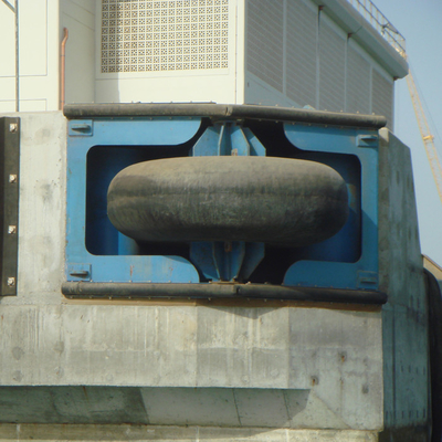 Grado naval de goma natural flexible de las defensas ISO9001 NBR del rodillo del amortiguador D370