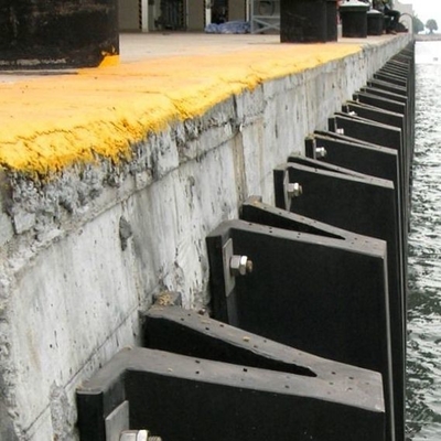 Tope que atraca del buen de esquileo de la fuerza del barco del muelle de las defensas de la AIPCN 2002 puerto del muelle