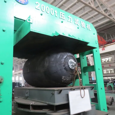 Muelle neumático buque-buque del barco de la defensa que moldea que flota con el neumático de los aviones