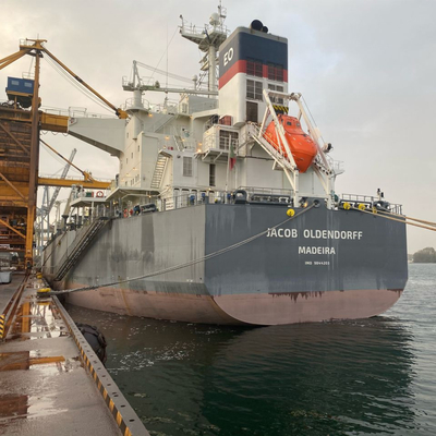 Defensa de goma neumática de goma negra de alta resistencia Yokohama los 4.5*12.0m para los buques grandes