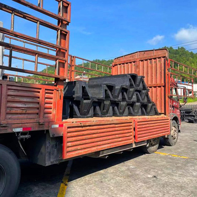 Arco de caucho de 1000 mm de altura Fenders marinos perfil en forma de V para protección de embarcaciones