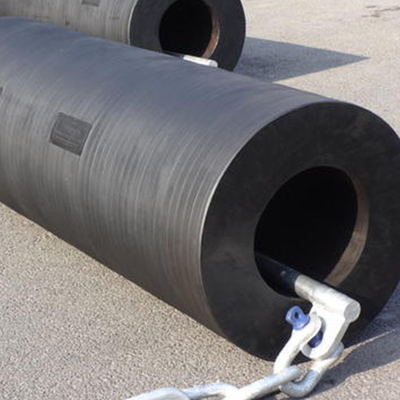 Fenders marinos cilíndricos negros Fenders duraderos para alto impacto y bajo mantenimiento