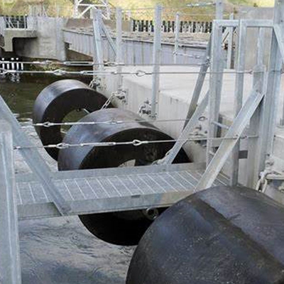 Fenders marinos cilíndricos Equipo de protección marítima Fenders asequibles para la operación en el muelle