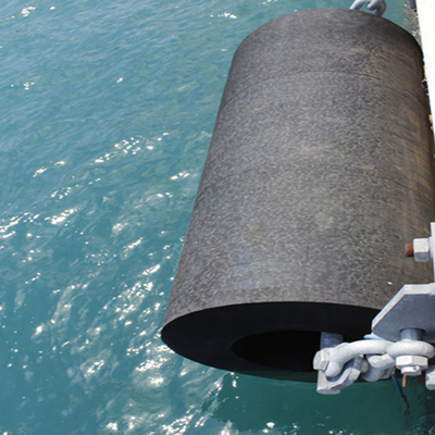 Fenders marinos cilíndricos Equipo de protección marítima Fenders asequibles para la operación en el muelle