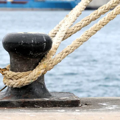 Resistencia al viento, amarres, soportes de anclaje, resistencia a la corrosión, muelle para terminales de buques de carga