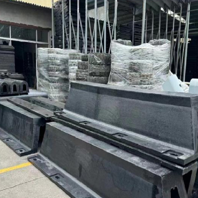 Fender de caucho de arco negro para protección duradera del puerto y el muelle