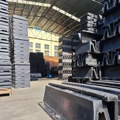 Fender de caucho de arco negro para protección duradera del puerto y el muelle