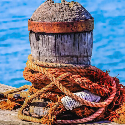 Bollardos de amarre con gran capacidad de carga resistentes a las condiciones climáticas y fáciles de instalar para aplicaciones marinas